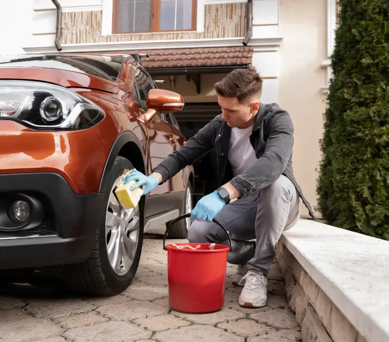 Lavage auto à domicile Lacrouzette : professionnel intervenant sur un véhicule